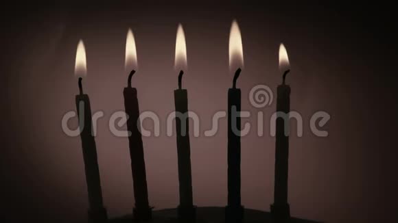生日快乐写在点燃的蜡烛上视频的预览图