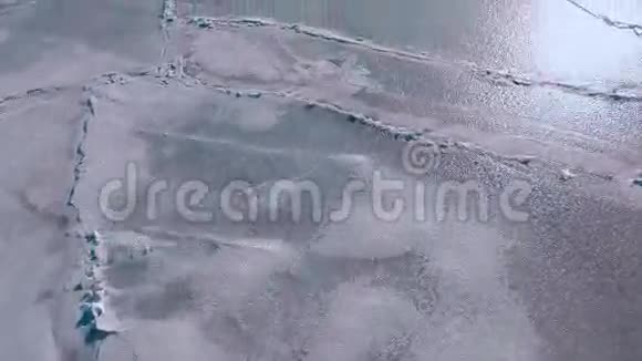 冰封的海面上灿烂的阳光波涛汹涌的海面上有些飘来的冰雪冬季风景视频的预览图