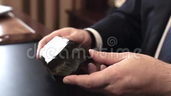 一个精力充沛的人手里拿着一块矿产资源视频的预览图