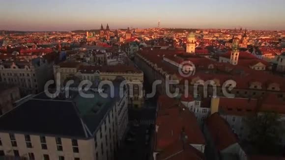 布拉格及其老城区的鸟瞰图视频的预览图