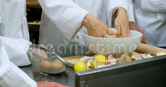 烘焙糕点的烹饪美食家视频的预览图