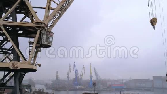 起重机在货物港移动视频的预览图