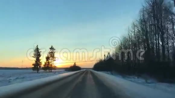 在阳光明媚的日子里坐在冬天的路上视频的预览图