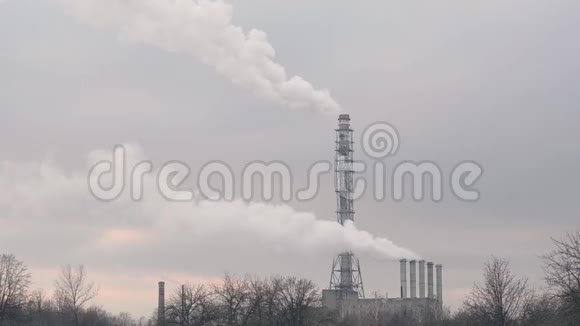 在城市的背景和夜空上散发着烟雾乌克兰视频的预览图