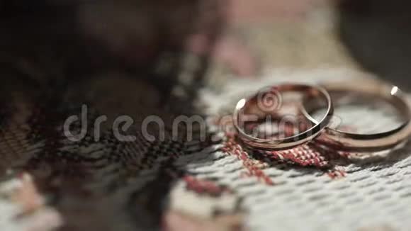 银婚戒指银或钛结婚戒指结婚戒指视频的预览图