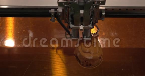 3D打印机打印塑料玩具机构的特写视频的预览图
