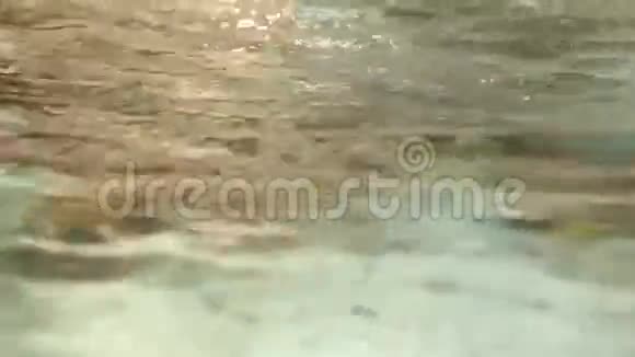 水流入喷泉关门视频的预览图