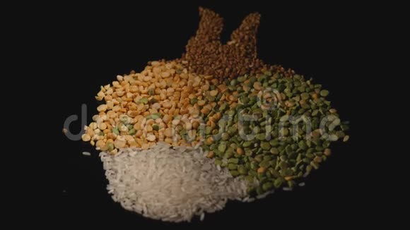 黑背景谷物豌豆扁豆大米荞麦的混合物视频的预览图