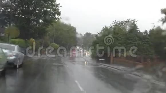 雨天在小镇开车视频的预览图