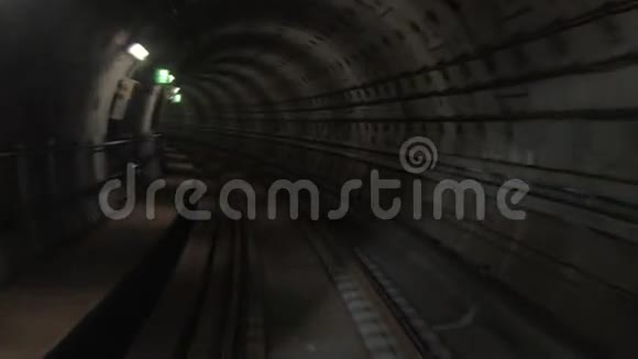 火车的镜头在地铁地下视频的预览图