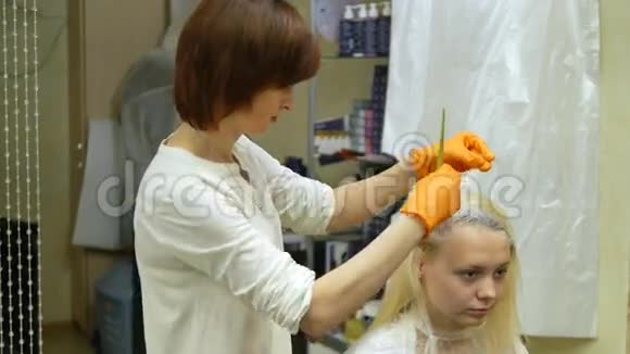 这位发型师使头发着色金发染发根视频的预览图