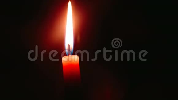 红烛在黑暗中燃烧的特写延时视频视频的预览图