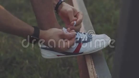 在大自然中系鞋带的人视频的预览图