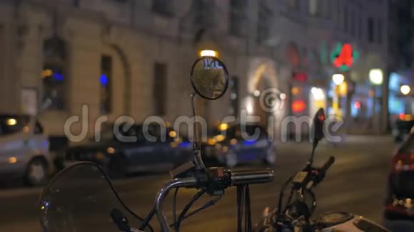 在维也纳奥地利在傍晚的街道上看到摩托车的镜子视频的预览图