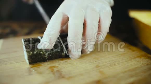 厨师在木板上切寿司视频的预览图