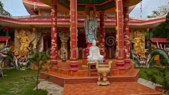 佛寺院前有神像的宝塔视频的预览图