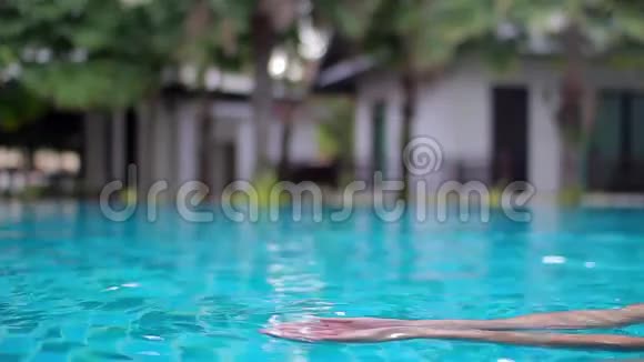 在手掌中男人招募水倒入酒店的游泳池视频的预览图