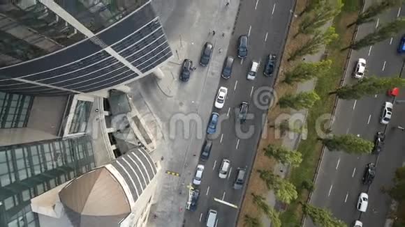 空中飞行城市景观在建筑物上俯视汽车视频的预览图