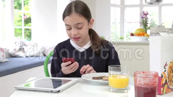 带有数码平板电脑和流动饮用果汁的女生视频的预览图
