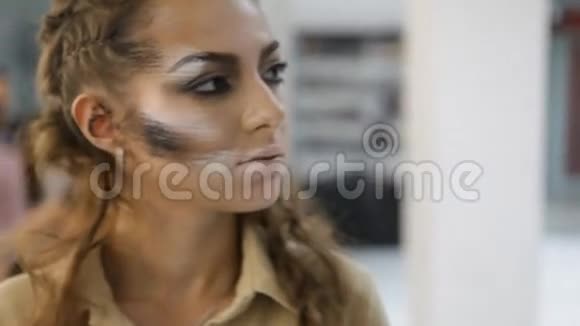 时尚模特少女在镜头前化妆的肖像视频的预览图