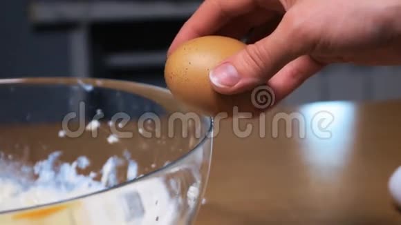 手工碎蛋煮饭视频的预览图