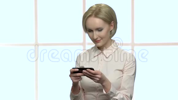 女性办公室工作人员使用智能手机视频的预览图