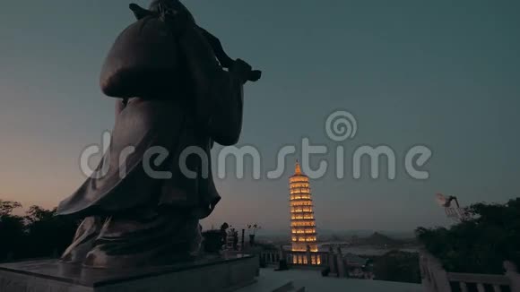晚在白底寺背景上的佛塔背面越南河内视频的预览图