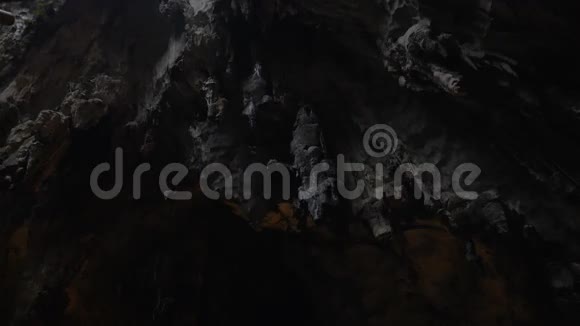 在巴图洞穴马来西亚看到了钟乳石和石笋洞穴和寺庙的内部有灯光视频的预览图