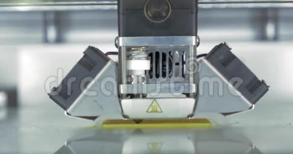 3D打印机打印头的工作原理视频的预览图