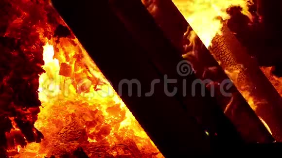 篝火的火焰动作缓慢视频的预览图