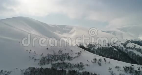 鸟瞰横贯喀尔巴阡山脉滑雪胜地飞行员乌克兰视频的预览图