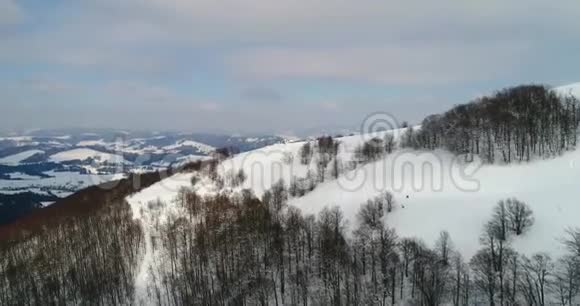 鸟瞰横贯喀尔巴阡山脉滑雪胜地飞行员乌克兰视频的预览图