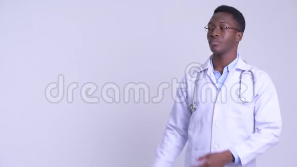 年轻快乐的非洲医生视频的预览图