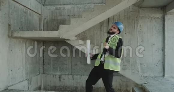 年轻的建筑师在建筑里跳舞4k视频的预览图