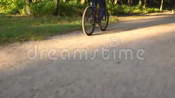 男子骑自行车在夏季公园视频的预览图