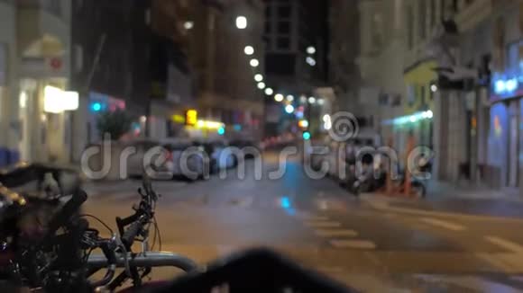 在维也纳奥地利的傍晚街道上看到自行车停放视频的预览图