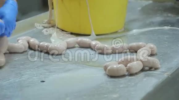 自动制造工业真空填充香肠视频的预览图