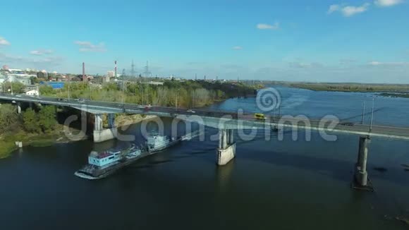 驳船正在沿着萨马拉河移动视频的预览图