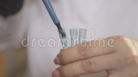 女化学家用吸管将液体倒入试管中视频的预览图