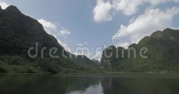 游客乘船游览越南TrangAn的风景视频的预览图