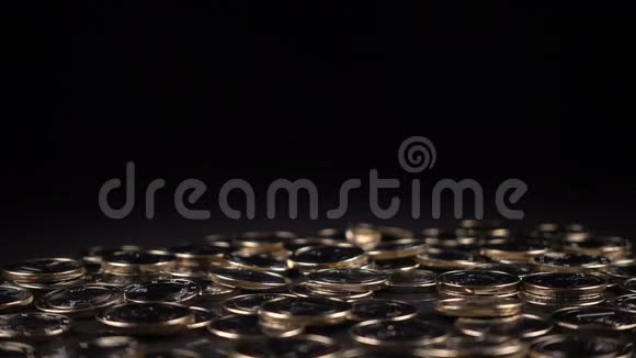 一枚欧元硬币落在黑色背景上视频的预览图