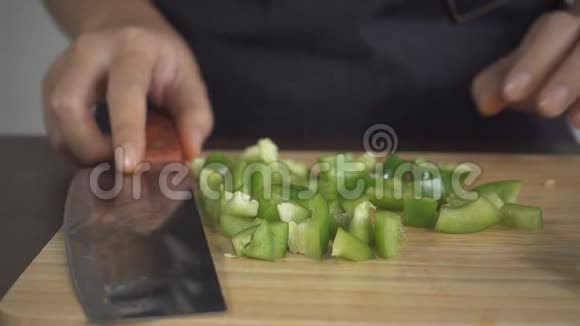 慢动作关闭妇女制作健康食品和砧板上的剁椒视频的预览图