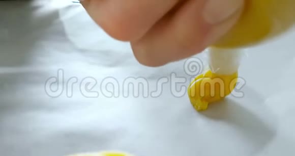 女人准备美味的奶油甜点名为圣约瑟夫的齐普尔在一个烤盘与意大利传统的圣卡波切视频的预览图