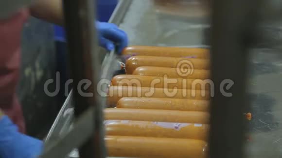 一名香肠制品生产车间工人系在棍子上视频的预览图