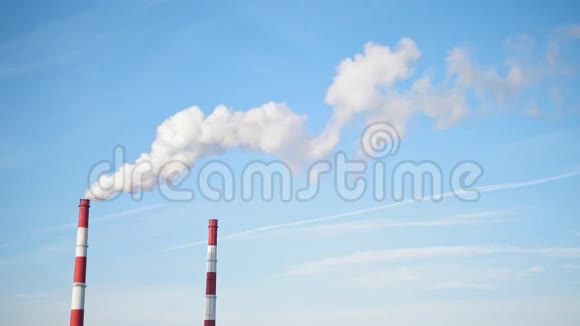 蓝天上的电厂烟囱红管中的白色蒸气视频的预览图