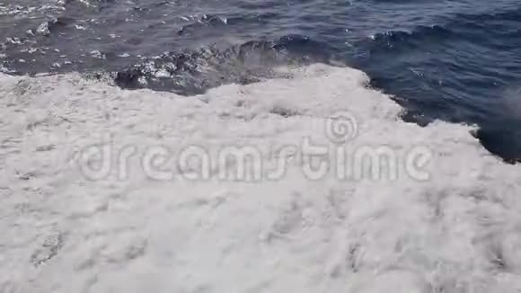 渡船后面水迹起泡的背景视频的预览图