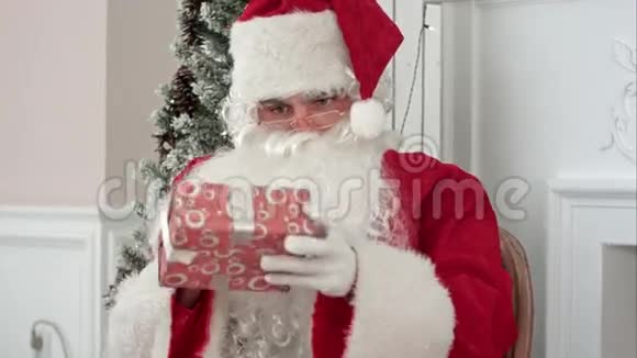 圣诞老人在圣诞工作坊上为孩子们签名视频的预览图
