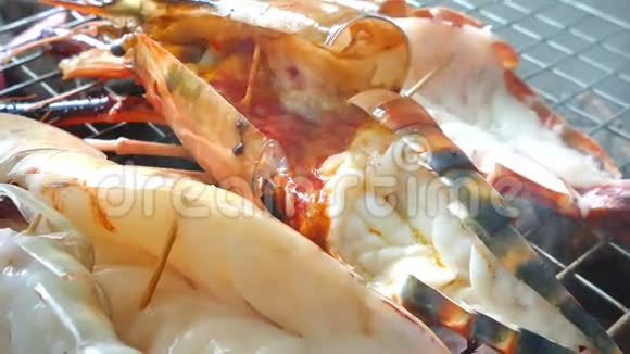 厨师在烧烤架上烹饪海鲜烤巨虾视频的预览图