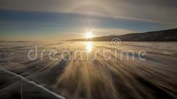 冬季贝加尔湖强风在冰上飘雪视频的预览图