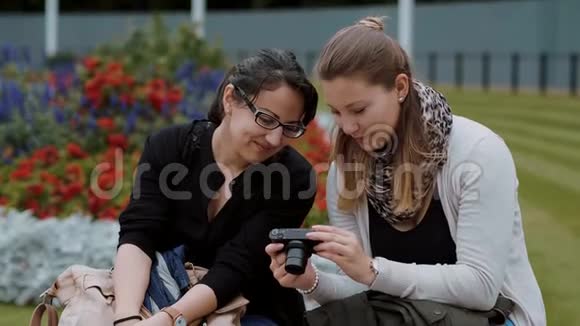 两个女孩在公园里放松视频的预览图